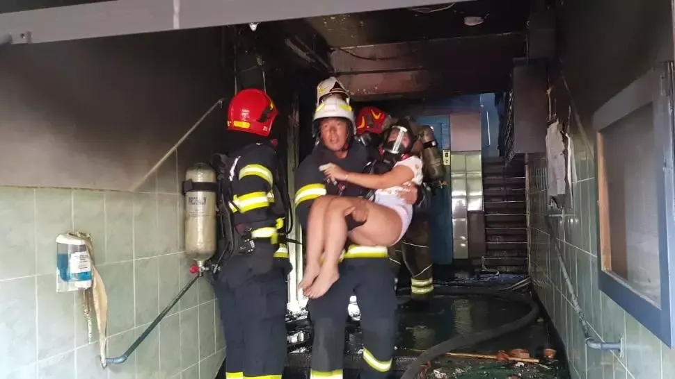 VIDEO + FOTO Explozie urmată de un incendiu, într-un bloc din cartierul Giulești