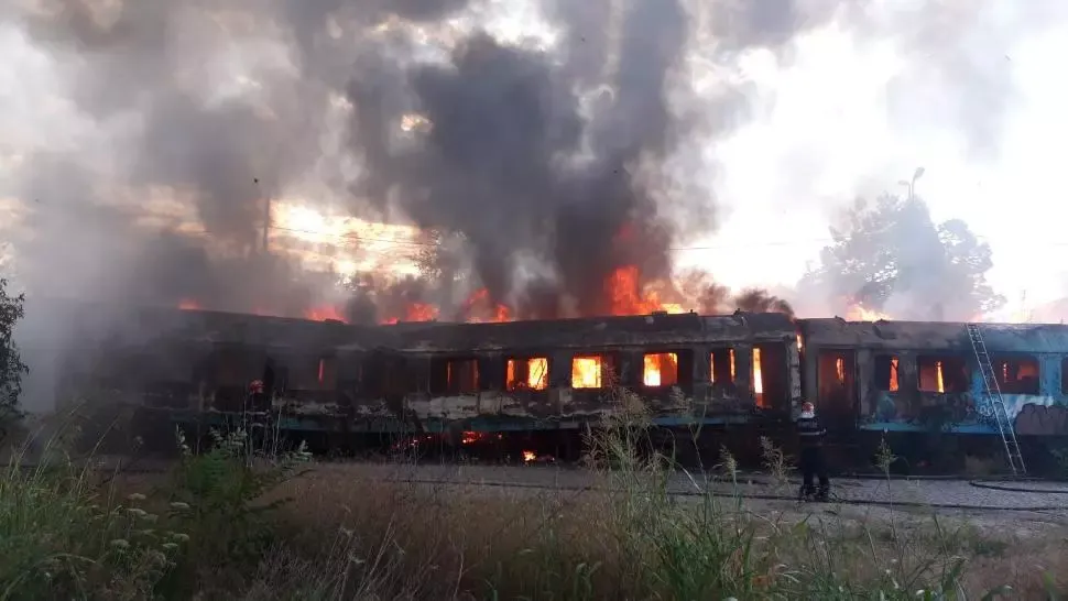 FOTO + VIDEO Incendiu de proporții în zona Giulești, mai multe vagoane dezafectate au luat foc