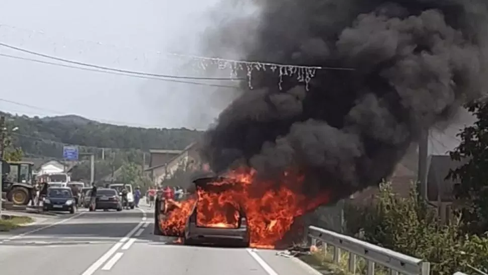 Incident șocant, în jud. Gorj: un bolid de lux a ars ca o torță