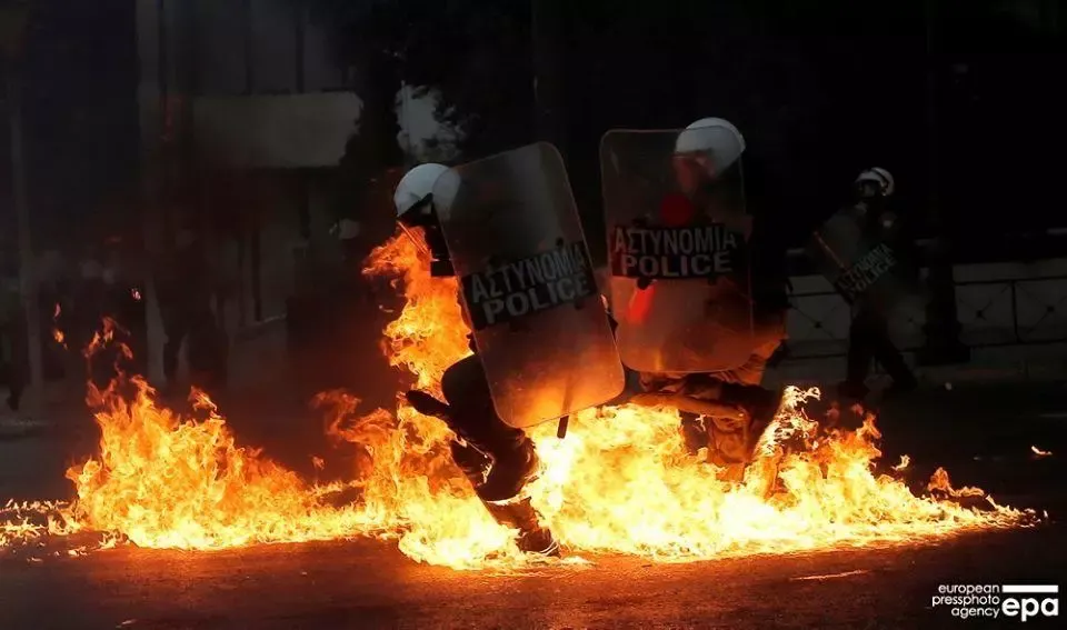 VIDEO Proteste violente în Grecia, poliția a intervenit cu gaze lacrimoge, protestatarii au incendiat forțe de ordine