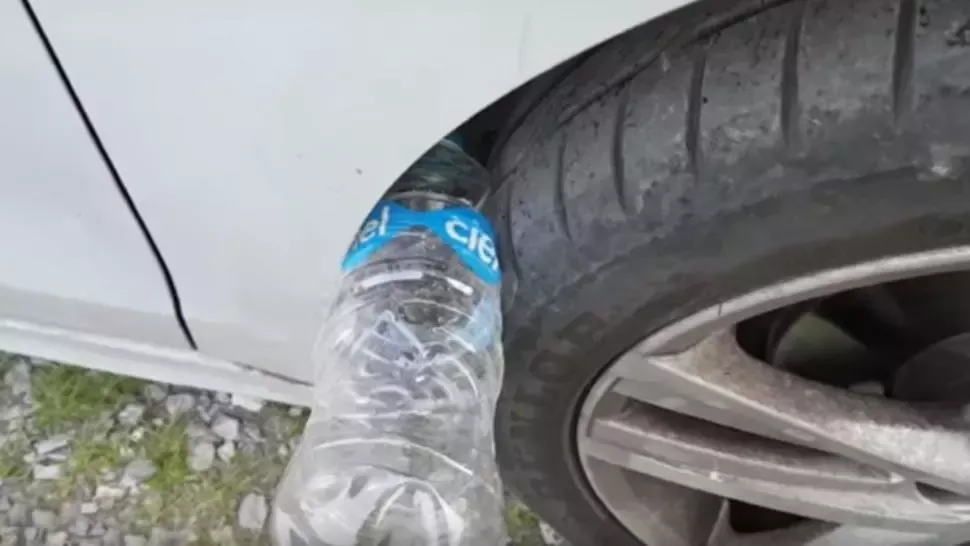 Ce se întâmplă dacă găsești o sticlă de apă la roata mașinii. Sună urgent la poliție!