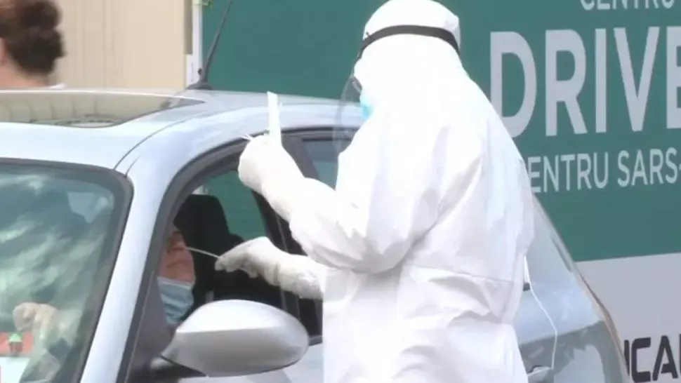 Cozi de peste 100 de mașini la centrele de testare COVID. Românii fac testul înainte să plece în vacanță