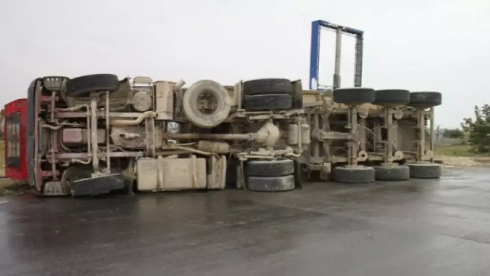 Cisternă încărcată cu bitum, răsturnată pe un drum național. Șoferul, încarcerat