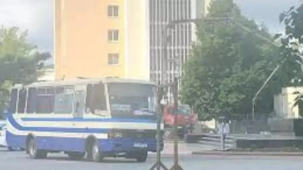 20 de pasageri dintr-un autobuz, luați ostatici în nordul Ucrainei. Atacatorul AMENINȚĂ că are asupra sa explozibili şi arme