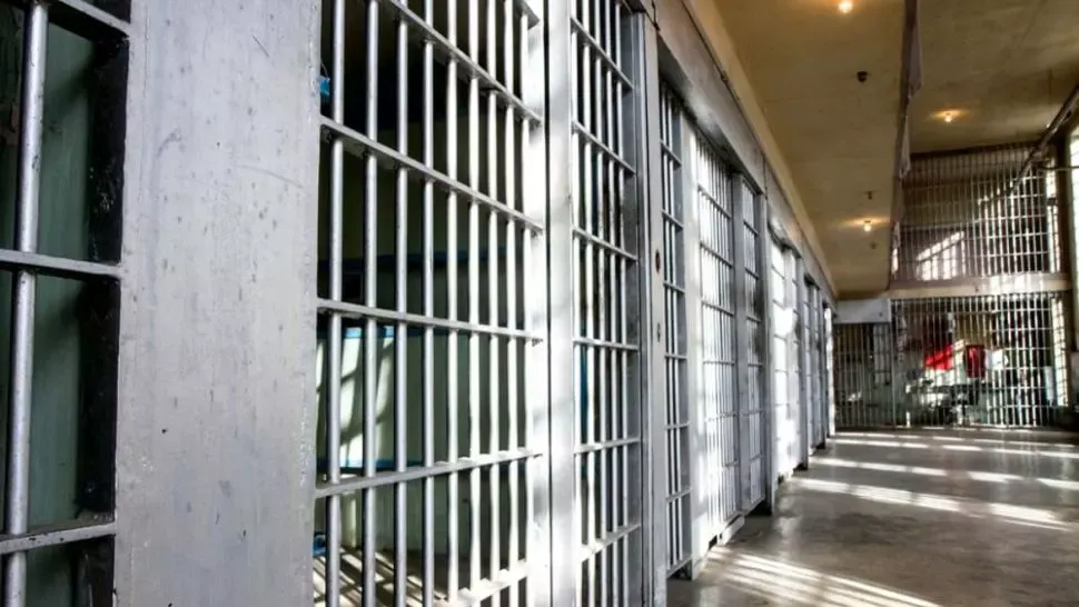 Un deținut a încercat să evadeze din Penitenciarul Gherla. Ușile sunt stricate și nu se pot închide