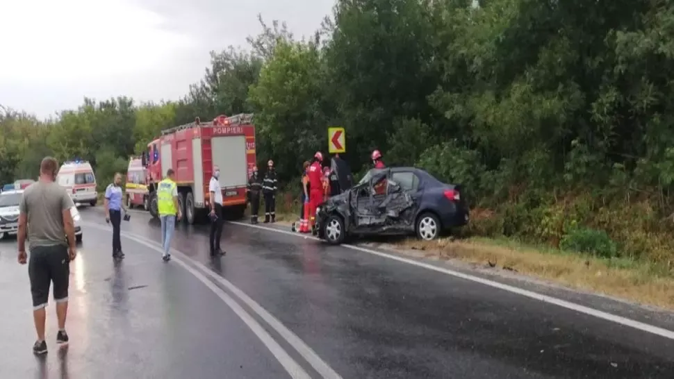 Accident teribil pe DN 6, între un autotren și un autoturism. Un bărbat a DECEDAT! A fost solicitat elicopterul SMURD