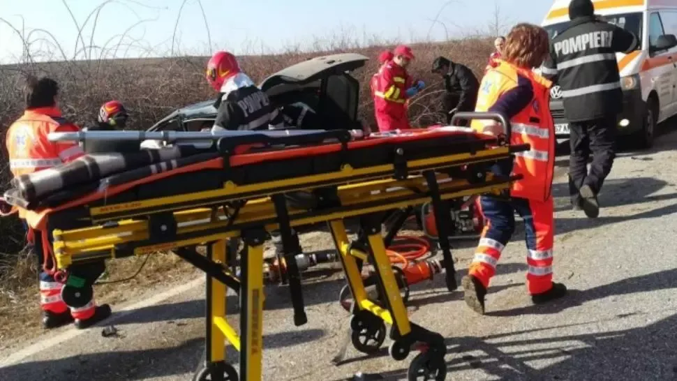 Accident grav, în jud. Sibiu. Mașină spulberată de o platformă auto: 4 victime, între care un copil