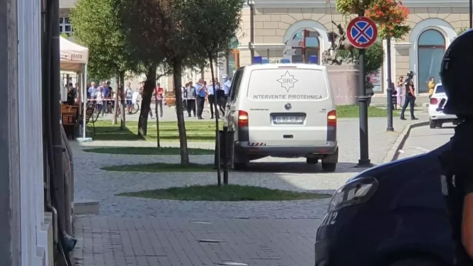 Alertă la Ploiești. Pachetul suspect din apropierea clădirii Consiliului Județean Prahova s-a dovedit a fi un geantă cu...haine!