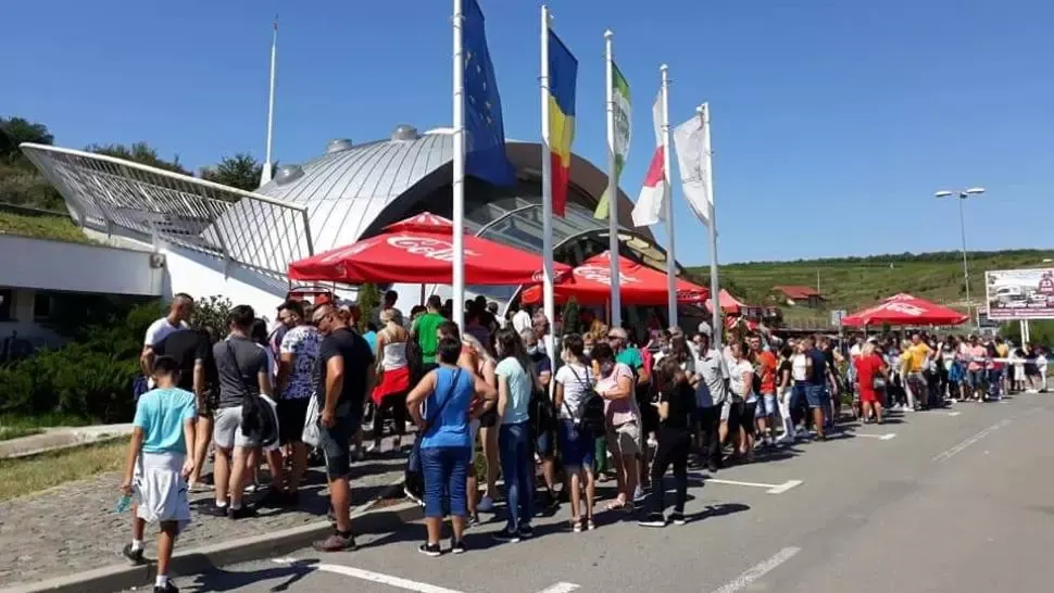 FOTO Aglomerație la Salina Turda. Sute de turiști încalcă regulile de protecție