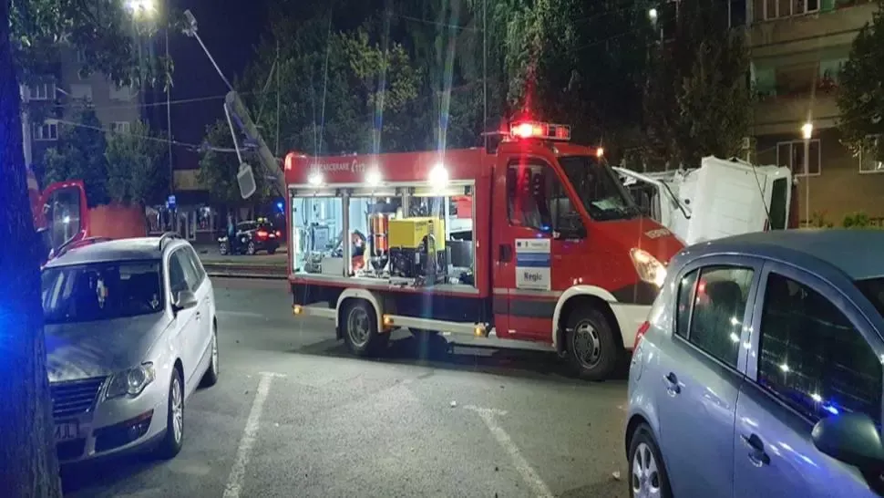 Accident MORTAL în centrul Aradului! Un tânăr și-a pierdut viața după ce a intrat cu microbuzul într-un stâlp de înaltă tensiune