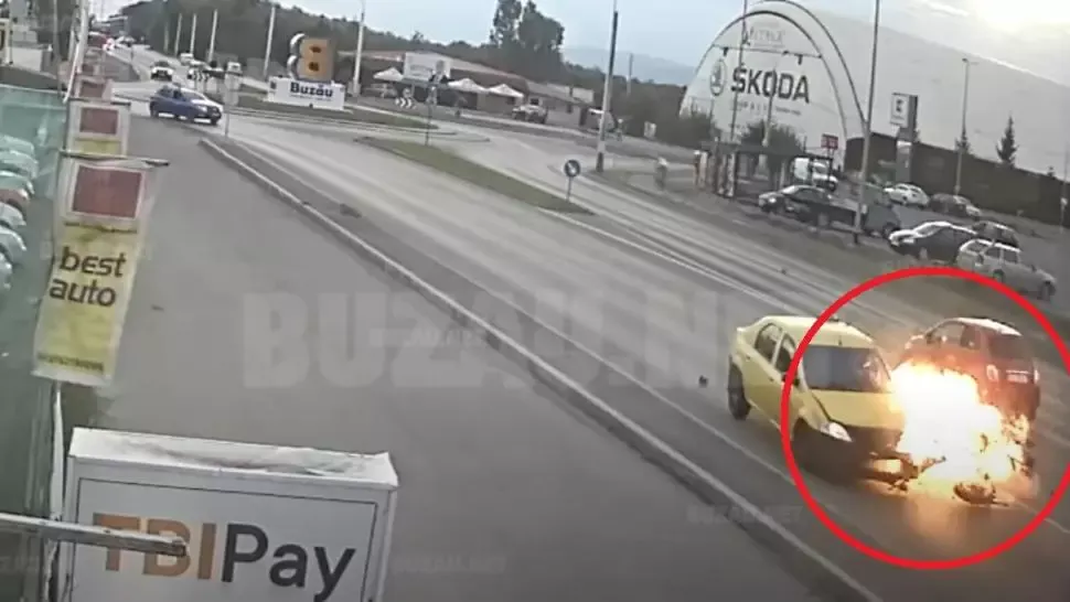 VIDEO - Grav accident - Un polițist, aruncat de pe motocicletă de către o șoferiță