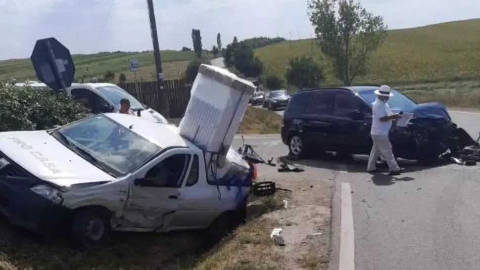 Ciocnire violentă pe o șosea din județul Botoșani. Răniți salvați de un pompier