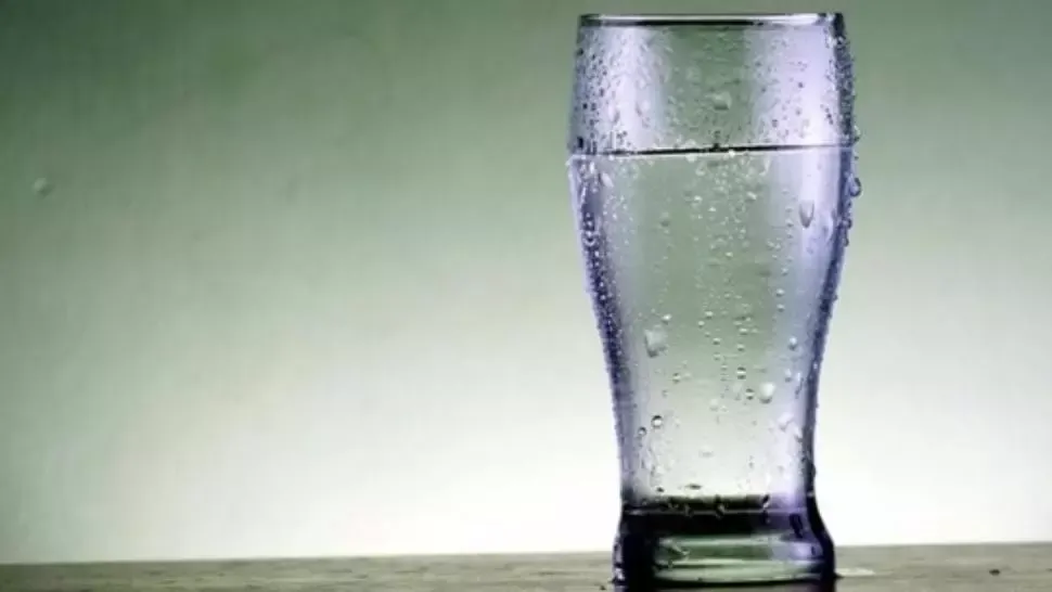 Cât de rău este să bei apă rece ca gheața? Ce spun experții