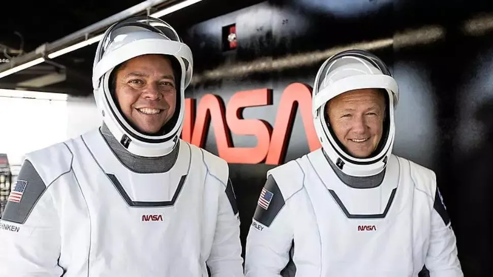 VIDEO Misiunea NASA și SpaceX de întoarcere a celor doi astronauți pe Pământ. Decuplarea capsulei de Stația Spațială Internațională - un succes