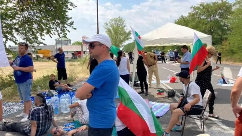 FOTO Vama Kulata care duce spre Grecia, blocată de protestatari - întârzieri mari în trafic pentru turiști