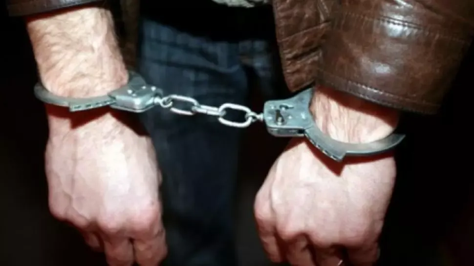 Bărbat din Buzău, reţinut după ce ar fi întreţinut relaţii sexuale cu trei minore. Acesta este angajat al secretarului general al FRF