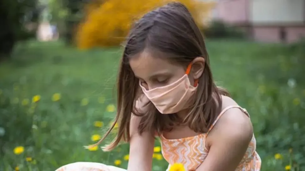 OMS, recomandări anti-COVID-19 pentru purtarea măștii în cazul copiilor și adolescenților. Când NU trebuie purtată masca