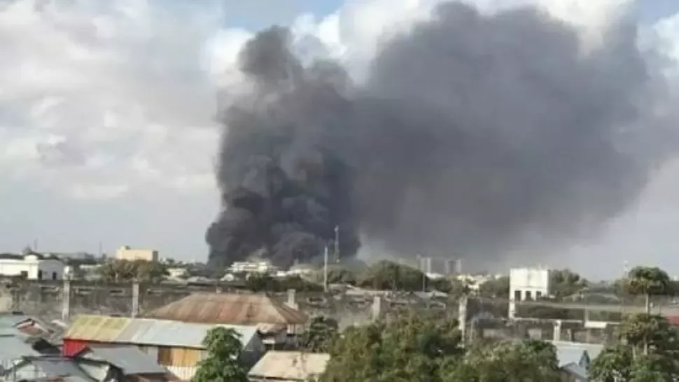 ATAC terorist asupra unui hotel din Mogadishu cu o mașină-capcană. Cinci persoane au decedat și alte zeci sunt rănite