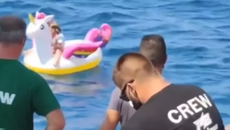 Fetiță de 4 ani, dusă de valuri în larg, pe un unicorn gonflabil, salvată de la înec de marinari