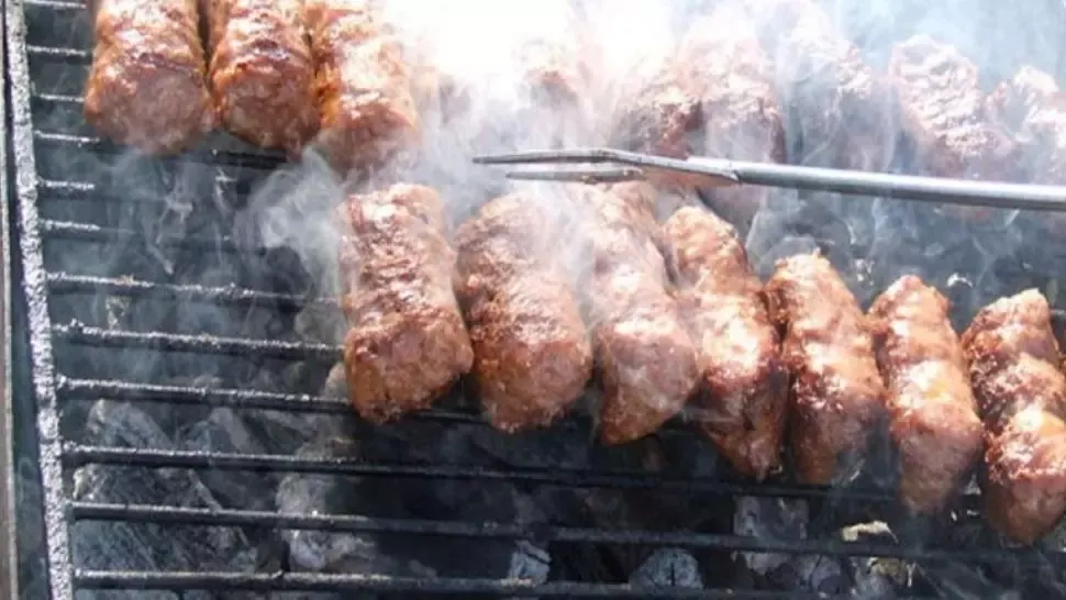 La ce să fii atent când cumperi mici și bere pentru grătarul de 1 Mai. Sfaturi de la șeful ANPC