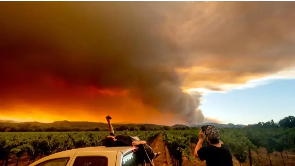 100.000 de oameni au fost deja evacuați din calea incendiilor din California (SUA)