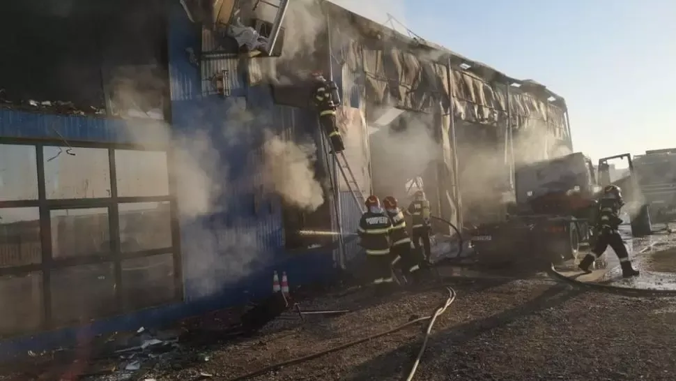 Incendiu violent, la un service auto din Craiova. Pericol de explozie