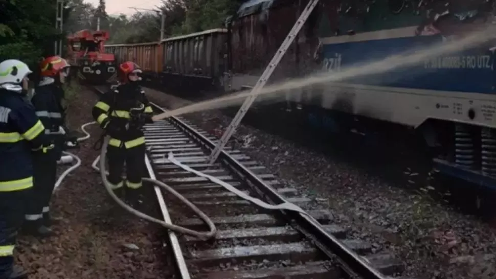 Momente de spaimă pentru călătorii unui tren de pe ruta București-Tg. Mureș. Locomotiva a luat foc