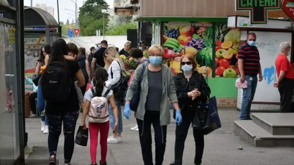 De când vor purta bucureștenii MASCĂ, obligatoriu, și pe stradă. Anunțul lui Raed Arafat despre rata infectării