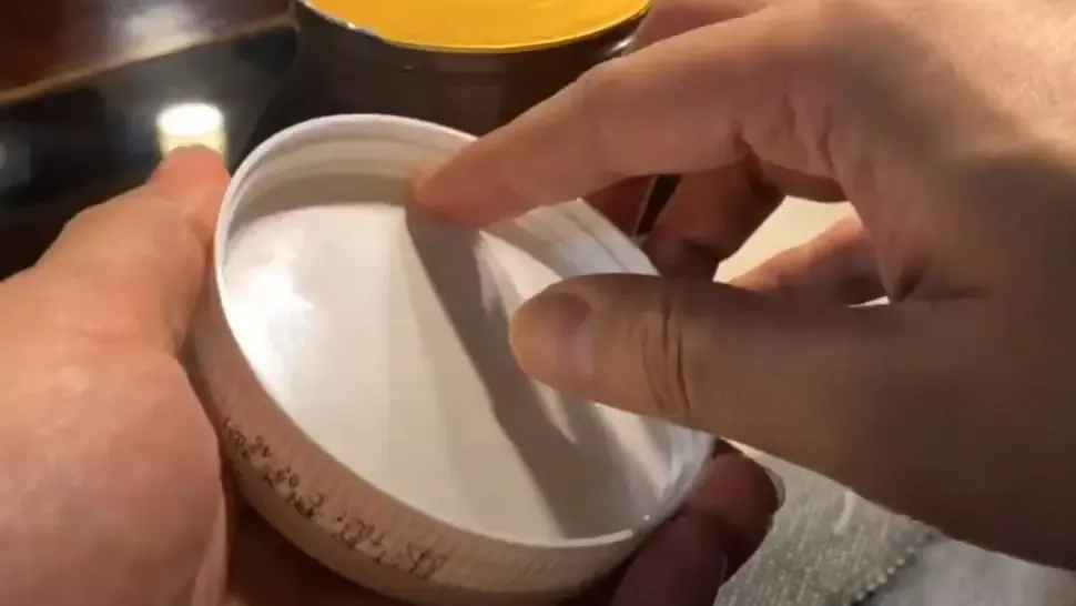 VIDEO – Ce este ascuns in capacul fiecarui borcan de Nutella – Putina lume stie asta