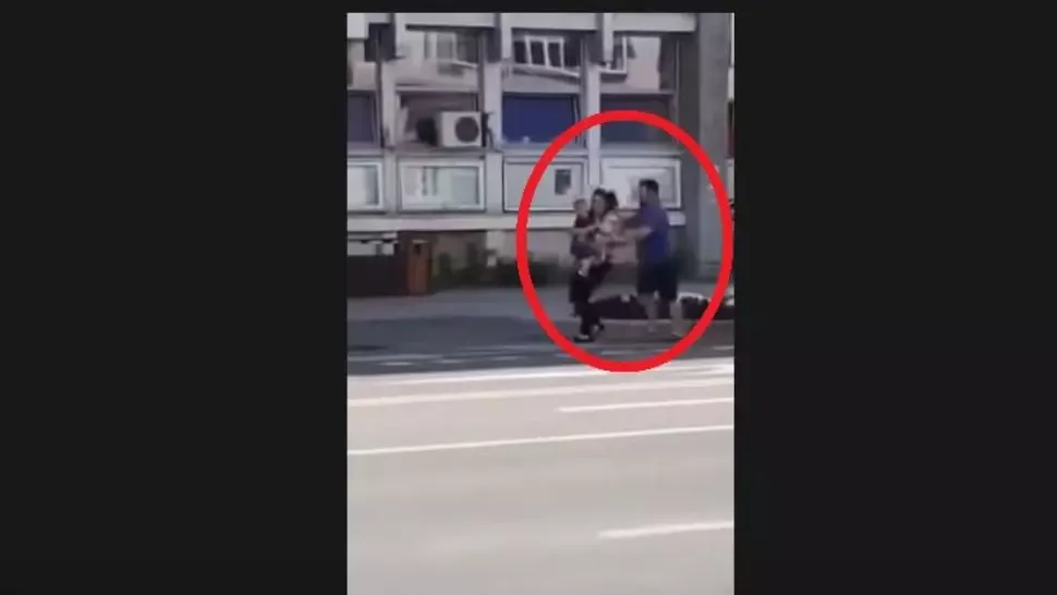VIDEO halucinant - Un preot își bate soția în plină stradă