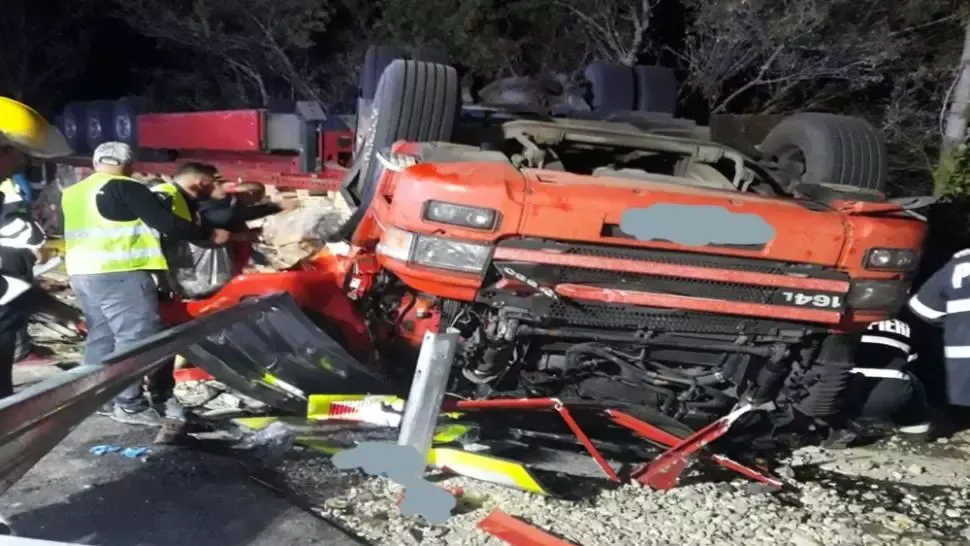 Accident grav, în apropiere de Dej: un mort, după ce un TIR s-a răsturnat