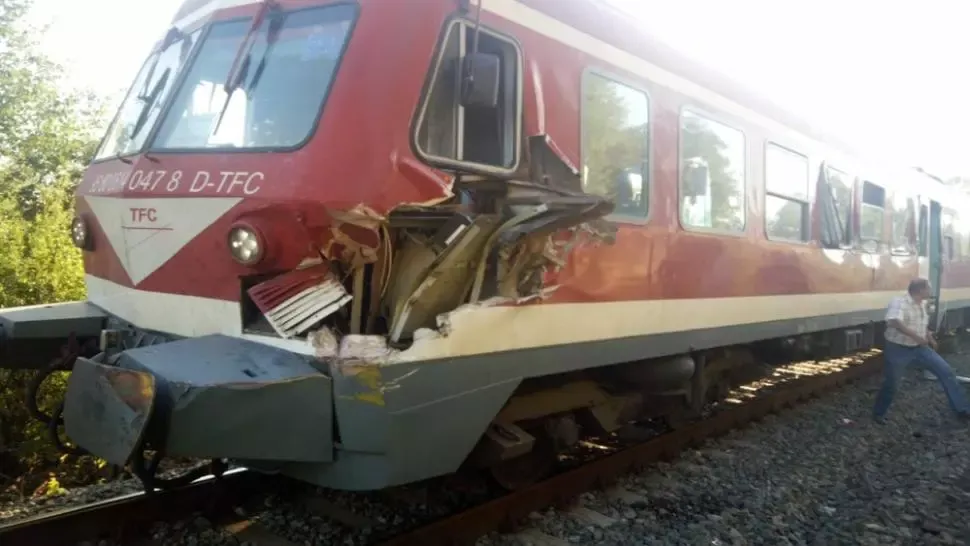 Călători înghesuiți în tren fără mască și distanțare
