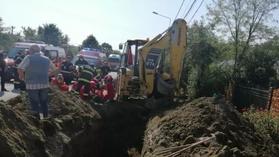 Operațiune de salvare în Dolj. Un muncitor, prins sub un mal de pământ