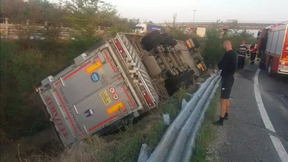 FOTO - Accident dramatic pe A1 - Un TIR încărcat cu porci s-a răsturnat