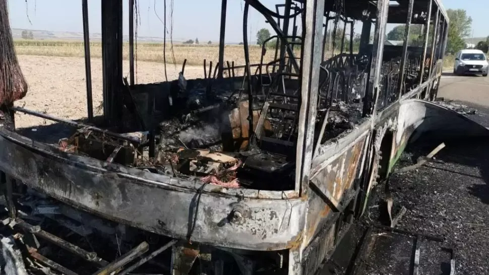 Panică în jud. Suceava, după ce un autobuz a lust foc în mers 
