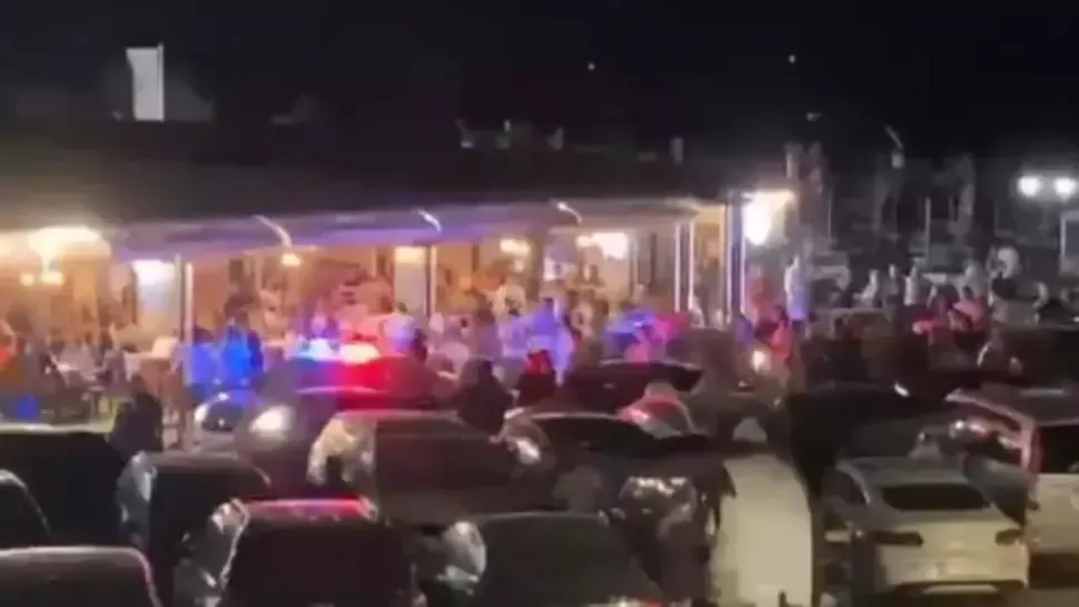 Numele Poliției Române, implicat într-un NOU scandal: Șeful IPJ Constanța, la masă cu maneliștii, la un concert la care au participat sute de persoane