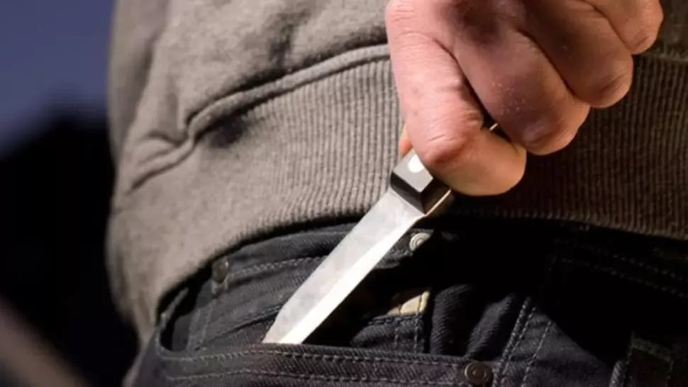O elevă de 14 ani a murit, iar o alta a fost grav rănită după ce au fost atacate cu un cuțit în timp ce mergeau spre școală