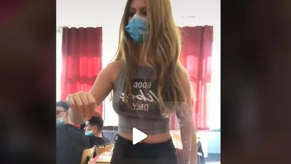 VIDEO - Ce face o elevă cu plexiglass-ul instalat între bănci: "E singurul mod folositor..."