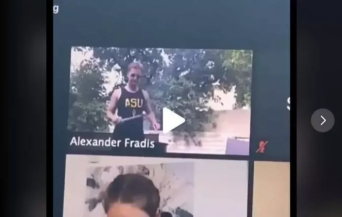 Școală online - A făcut grătar în curte chiar în timpul cursurilor și a filmat totul