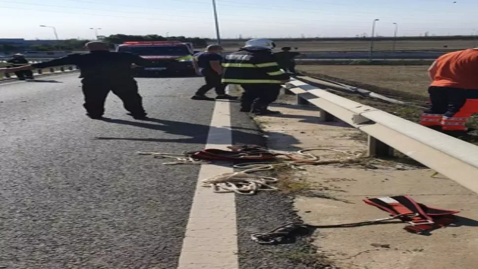 FOTO/ Trafic oprit pe A4 Ovidiu-Agigea în urma unui TIR răsturnat: O persoană rănită