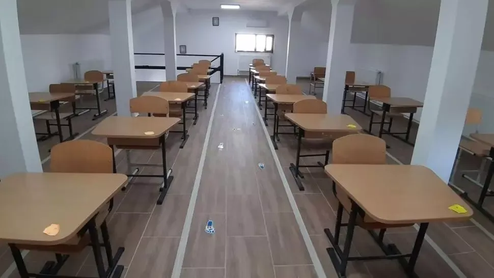 FOTO Liceenii din Isaccea au început anul școlar aproape de capela mortuară a orașului