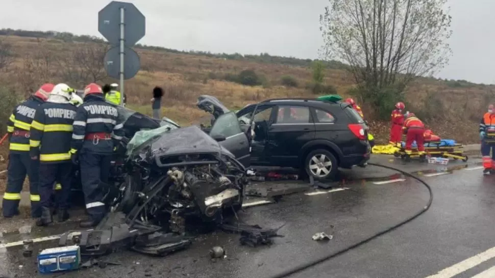 Foto TRAGEDIE pe o șosea din Sălaj! O tânără a murit și alte patru persoane au fost rănite după ce două mașini s-au ciocnit frontal 