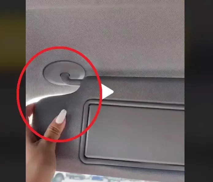 VIDEO - Funcția secretă a parasolarului din mașină - Puțină lume știe că poate fi folosit așa