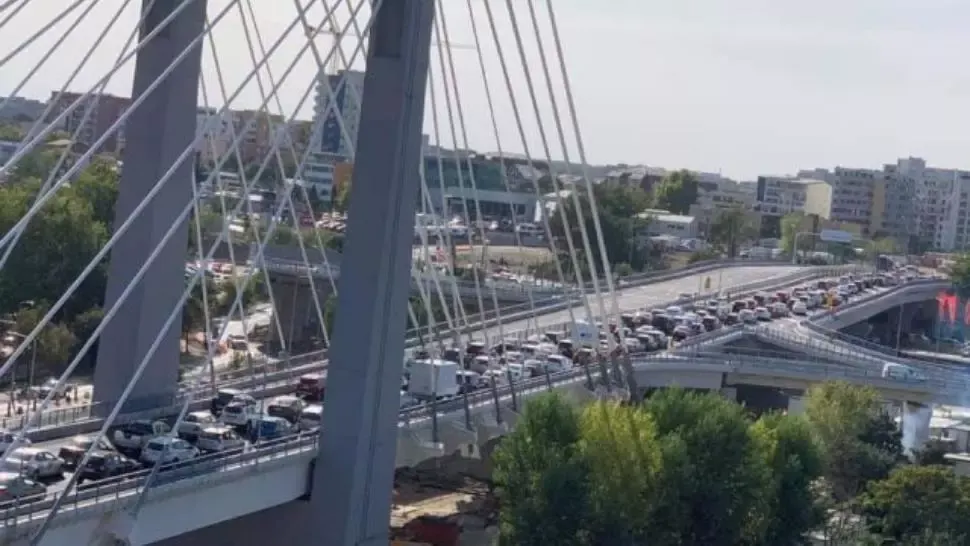 FOTO Pasajul Ciurel, deschis sâmbătă, blocat complet luni după-amiază. Ludovic Orban: ”Cum să te faci de râs într-un asemenea hal?”