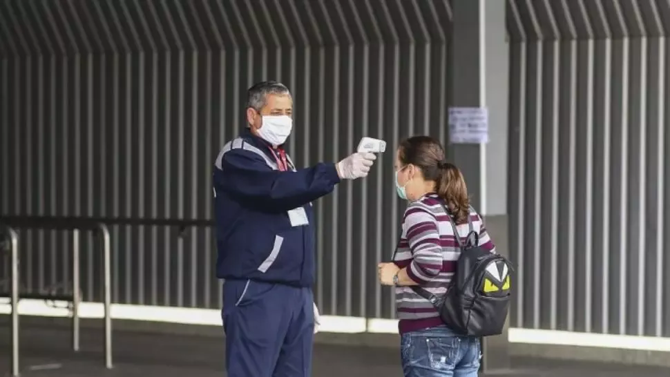 VIDEO - Paznicul a dat cu dezinfectant în ochi unui copil, în loc să-i ia temperatura. Imaginile de pe camera de supraveghere