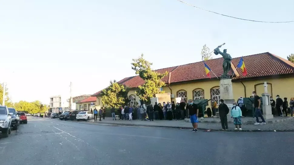 COZI imense la secțiile de vot din Tunari. Sute de oameni stau la rând încă de la 06.00 dimineața VIDEO
