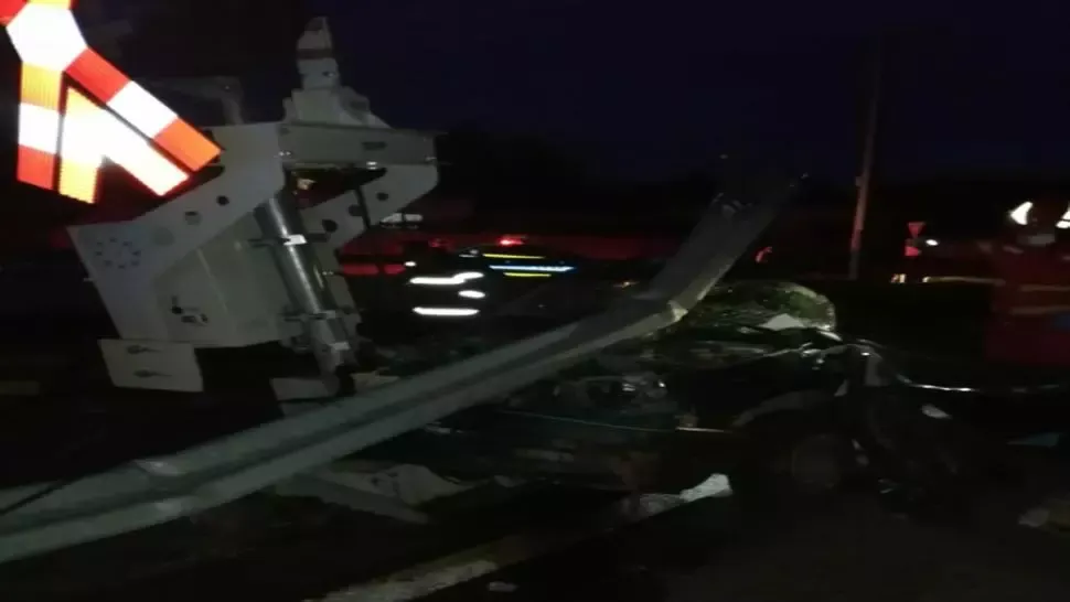 FOTO|VIDEO Accident feroviar în Blaj! Mașină blocată între bariere, lovită de tren