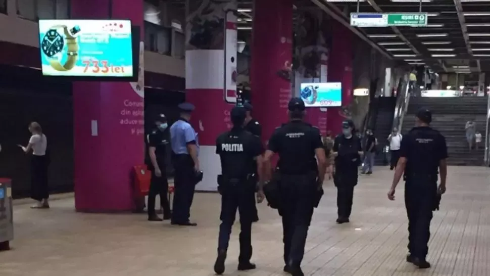 Controale de proporții la metrou și în autobuze! Polițiștii verifică respectarea regulilor împotriva răspândirii virusului