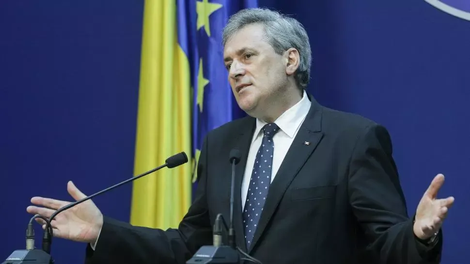 Un fost ministru, surprins la o terasă care nu respectă regulile - Reacția prefectului Capitalei: „Imagini revoltătoare”