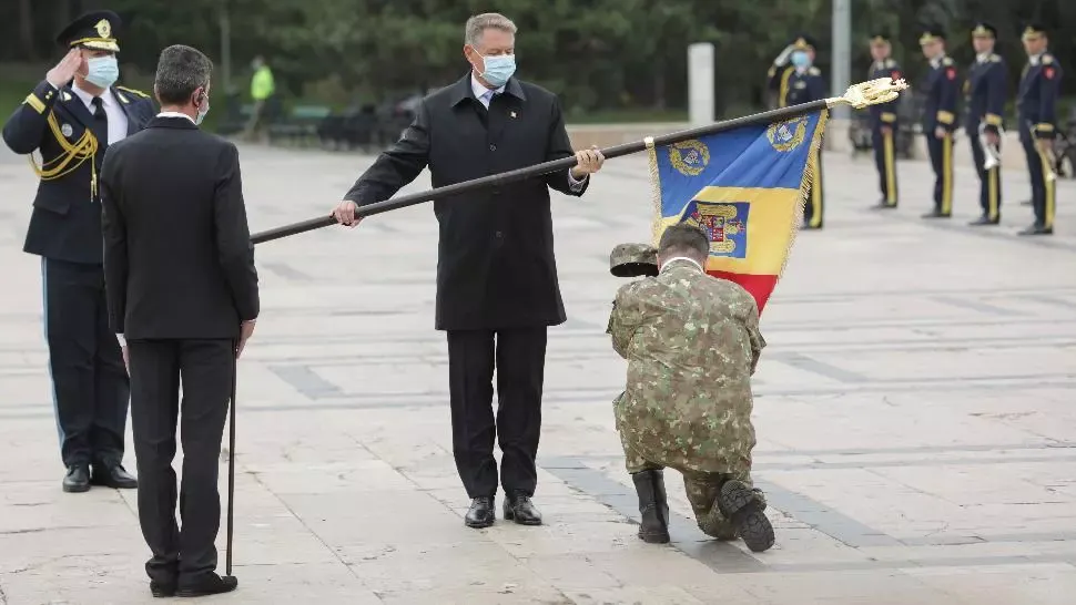 Klaus Iohannis, de Ziua Armatei: Mulțumesc militarilor pentru sacrificiile făcute! Armata e un furnizor de securitate și un reper moral 